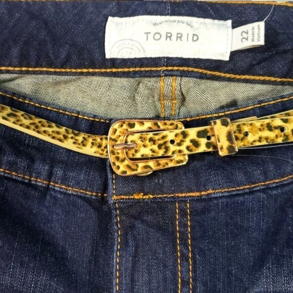 TORRID PLUS SIZE DENIM LOW RISE SHORTS - Picture 4 of 12